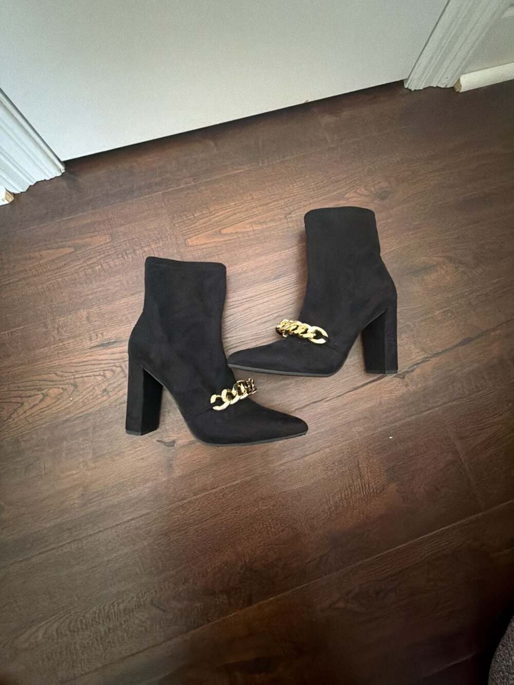 Delicious Black Ankle Boots Size 8.5 Gold Chain Heeled Pointed Toe Shoes - Picture 3 of 6